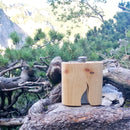 Flachmann aus Zirbenholz in der Natur