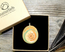 Amulett Wurzelchakra Naturlieb® – Astscheibe handbemalt, mit oder ohne Heilstein