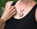 Tragebild vom Armband mit "Zirbenblume" und Jaspis